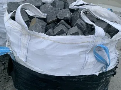 Gespaltene schwarze Gabbro-Pflasterplatten 10 x 10 x 5 cm - EUR 52/Tonne EXW Ukraine